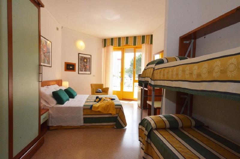 Quadruple Room with Balcony image 4