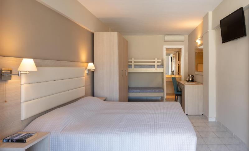 Quadruple Room with Garden View image 1