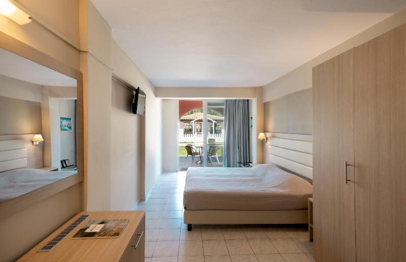 Quadruple Room with Garden View image 4