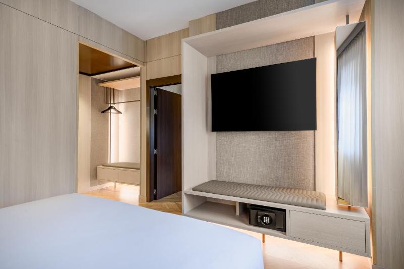 Standard King Room image 3