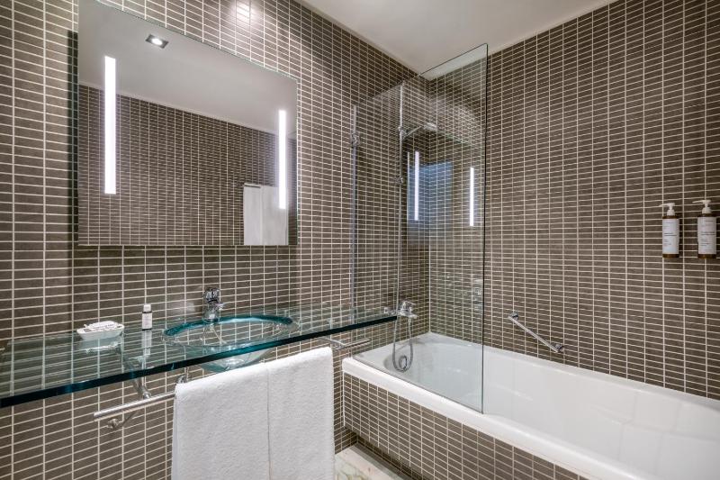 Superior King Room image 3