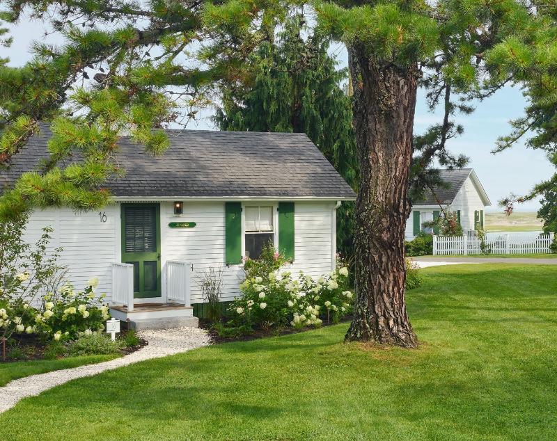 Two-Bedroom Cottage Waterview Two Kings image 1