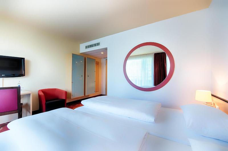 Executive Twin Room image 4