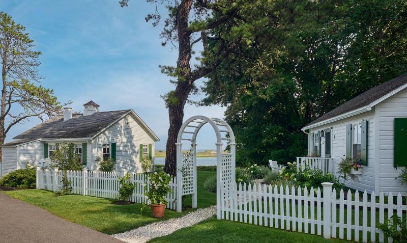 Two-Bedroom Cottage Waterfront Queen & Twins image 3