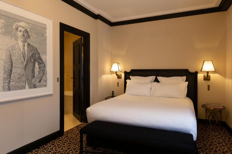 Deluxe Double or Twin Room image 2