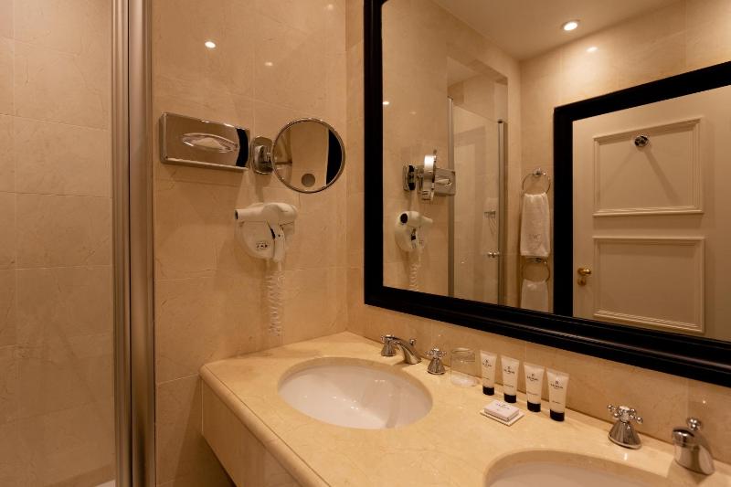 Deluxe Double or Twin Room image 3