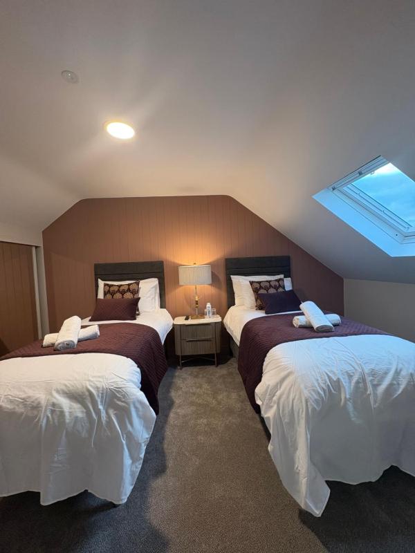 Twin Room with Bathroom image 2