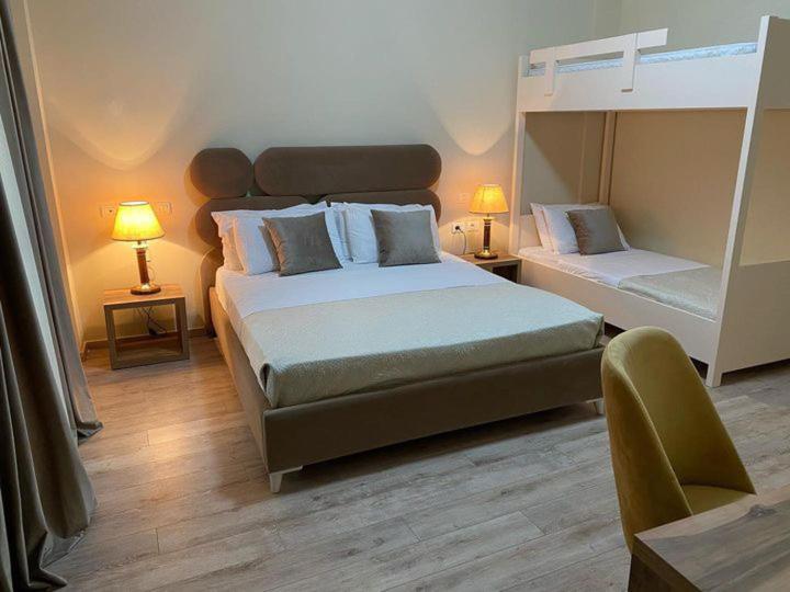 Deluxe Family Room image 4