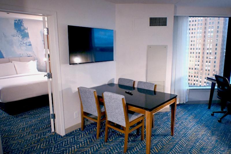 One-Bedroom Queen Suite - Non-Smoking image 4