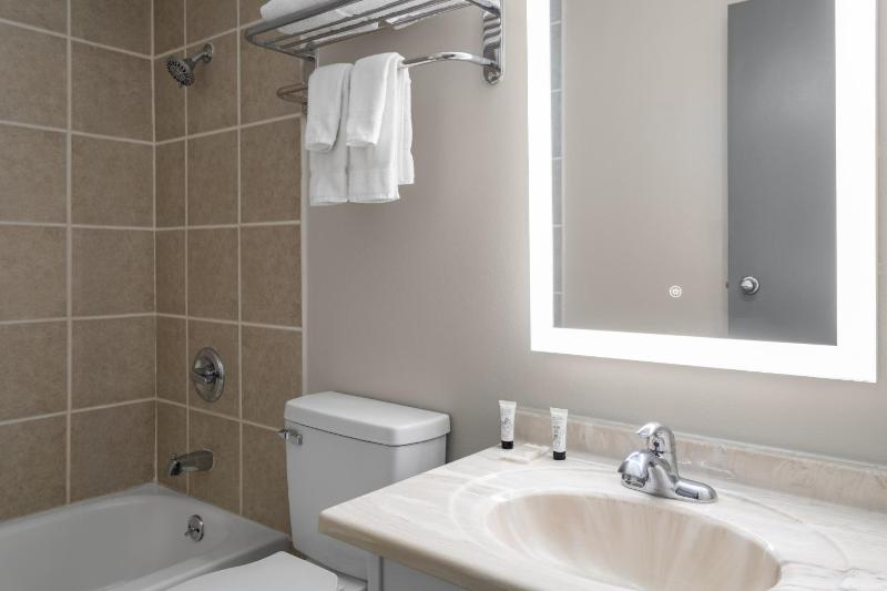 Queen Suite - Non-Smoking image 1