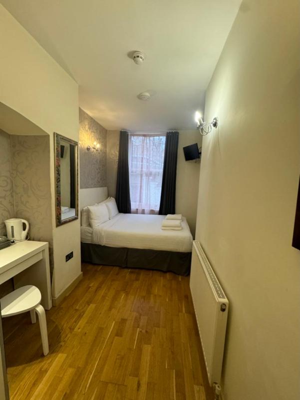 Double Room image 1