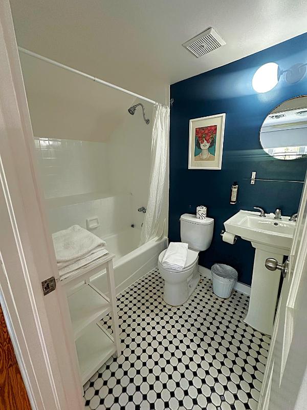 Standard Queen Room image 2