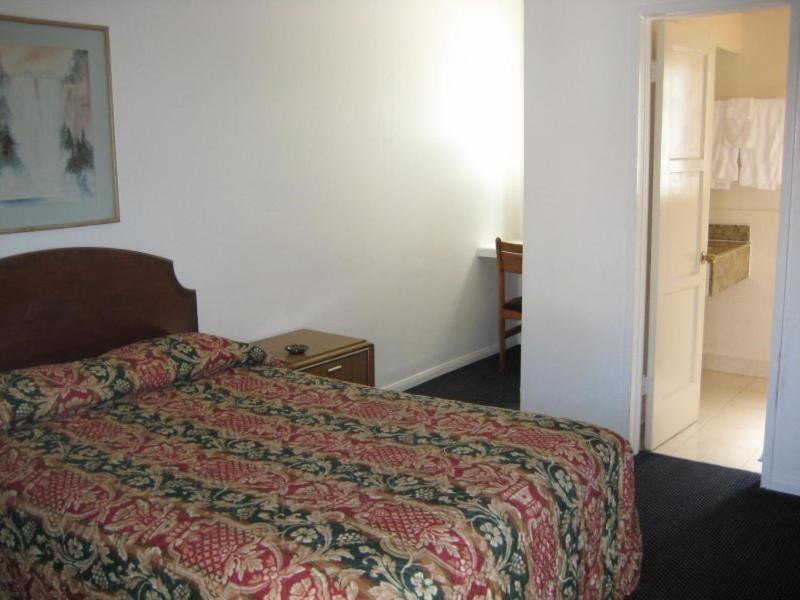 Queen Room image 4