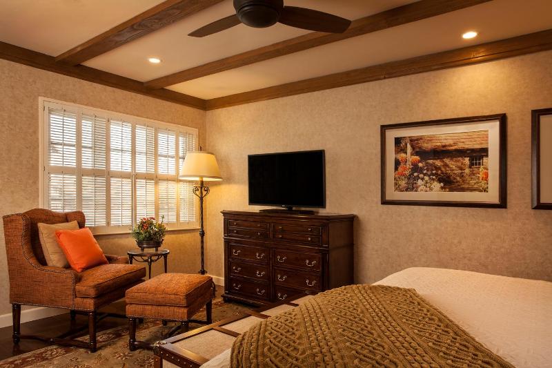 Traditional King Room image 1