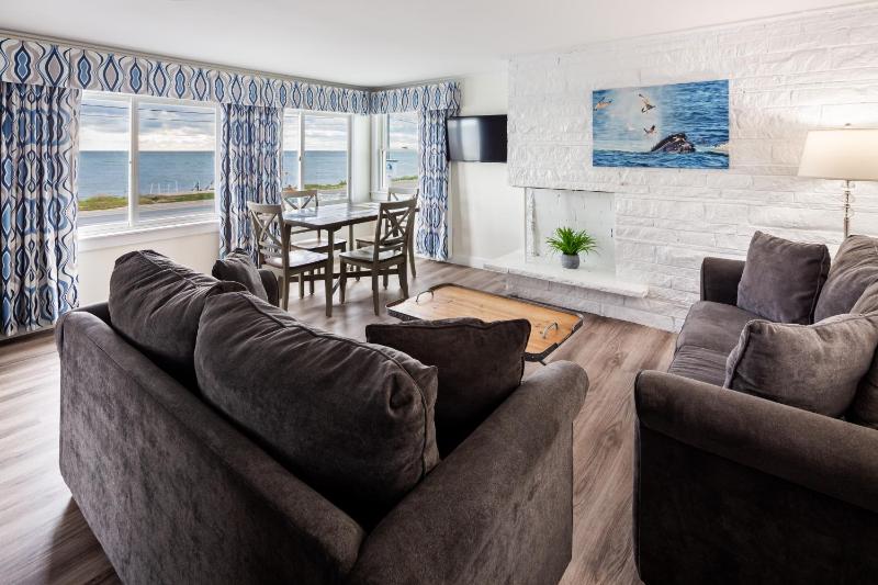Queen Suite with Sea View - 2nd Floor image 1