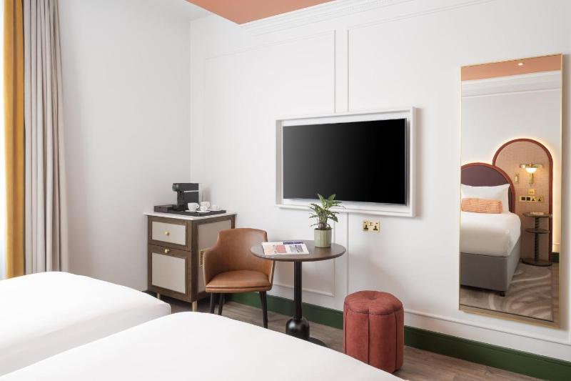 Standard Twin Room image 2