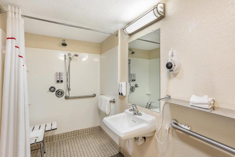 Standard Room with Two Double Beds Disability Access Smoke Free image 4