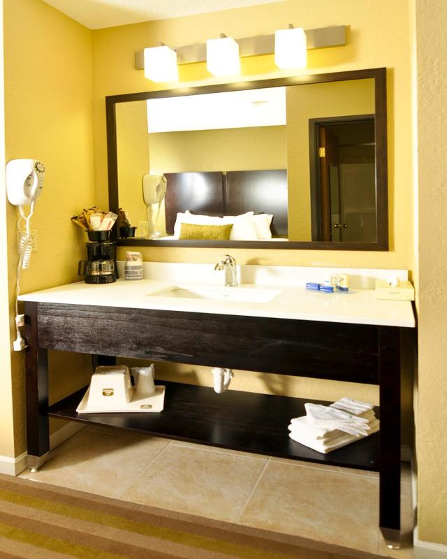 Queen Room with Two Queen Beds - Non-Smoking image 2