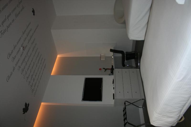 Family Room - 1 Double Bed and 1 Single Bed image 3