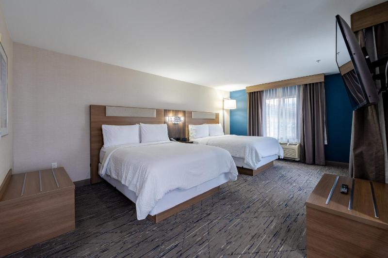 Standard Room with Two Queen Beds image 4
