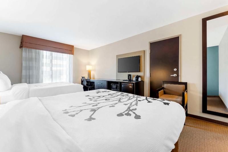 Queen Room with Two Queen Beds - Non-Smoking image 3
