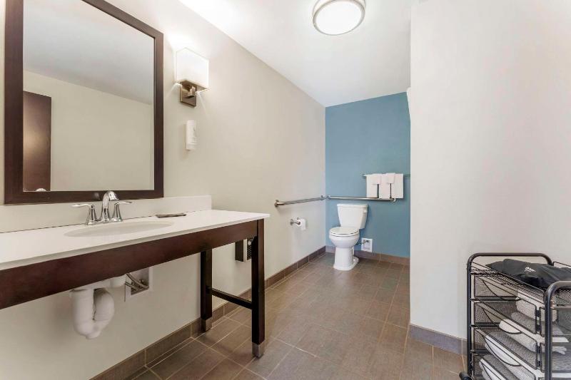Queen Room with Two Queen Beds - Disability Access image 4