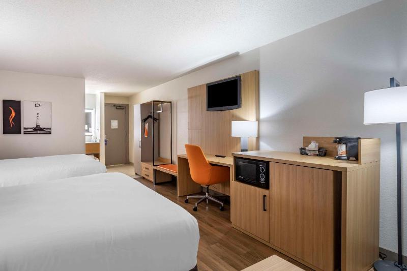 Queen Room with Two Queen Beds - Non-Smoking image 3
