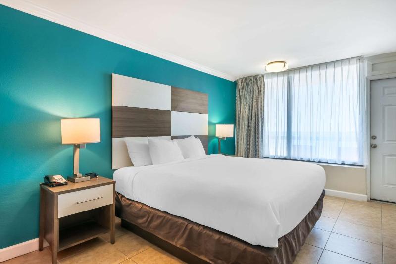 King Room with Balcony - Oceanfront image 3