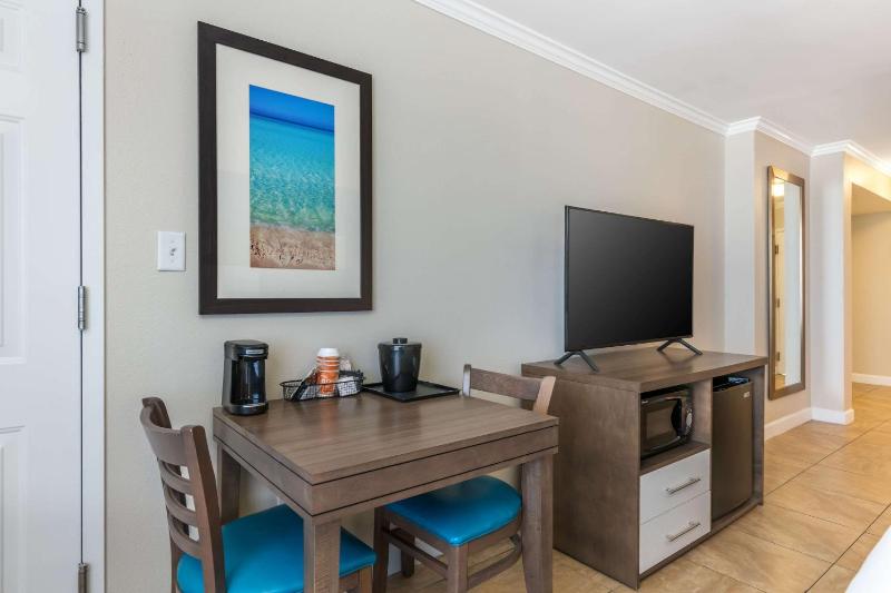 King Room with Balcony - Accessible/Oceanfront image 4