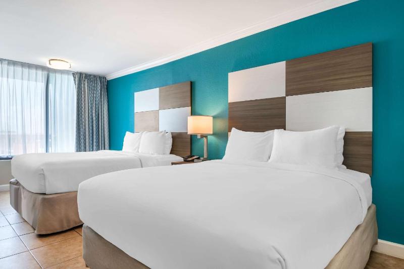 Queen Room Ocean Front with Two Queen Beds and Balcony - Non-Smoking image 2