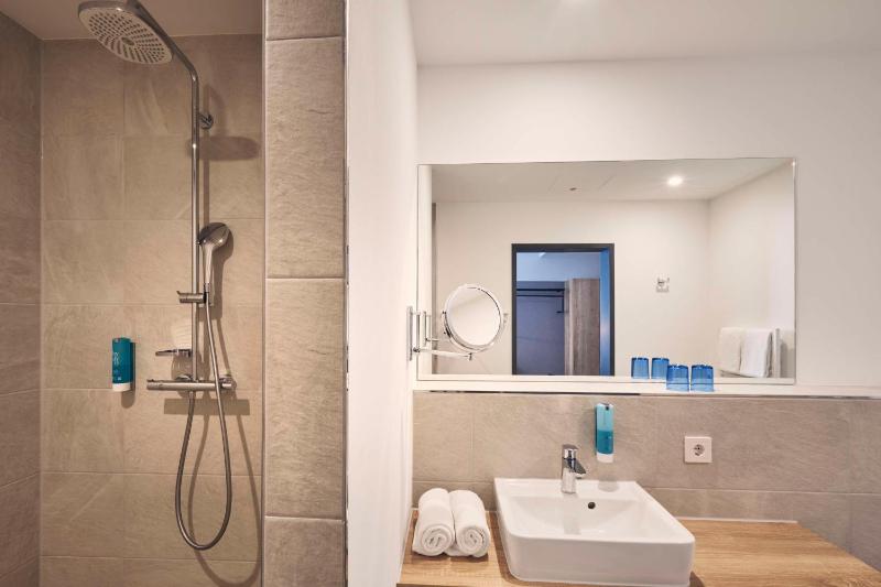 Junior Suite with Walk-In Shower and Sofa Bed  image 4