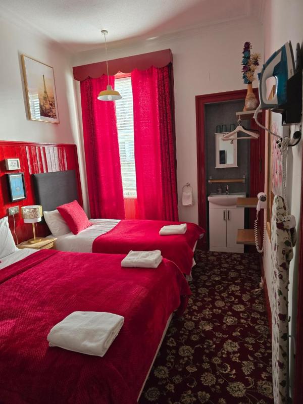 Basic Triple Room with Shared Bathroom image 2