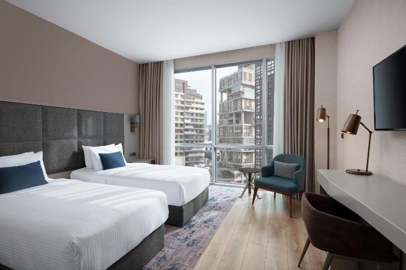 Superior Twin Room image 3