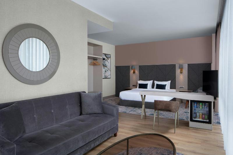 King Suite with Sofa Bed image 3
