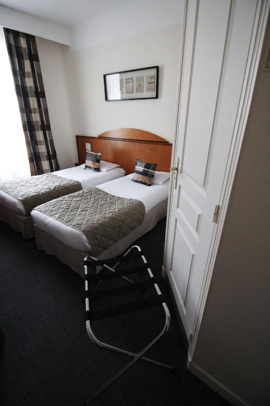 Standard Twin Room image 1
