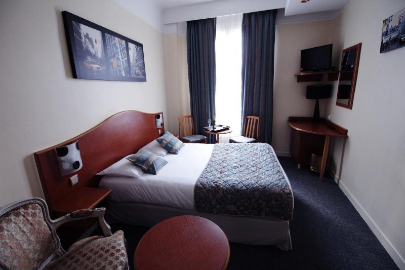 Standard Double Room image 3