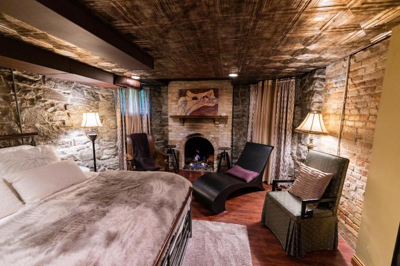 King Suite with Spa Bath image 3