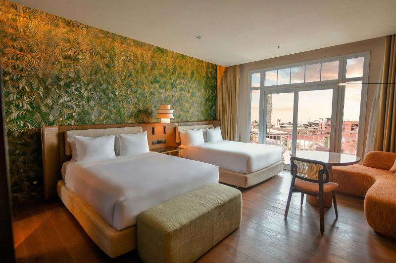 Queen Room with Pool View - Club Lounge Access image 1