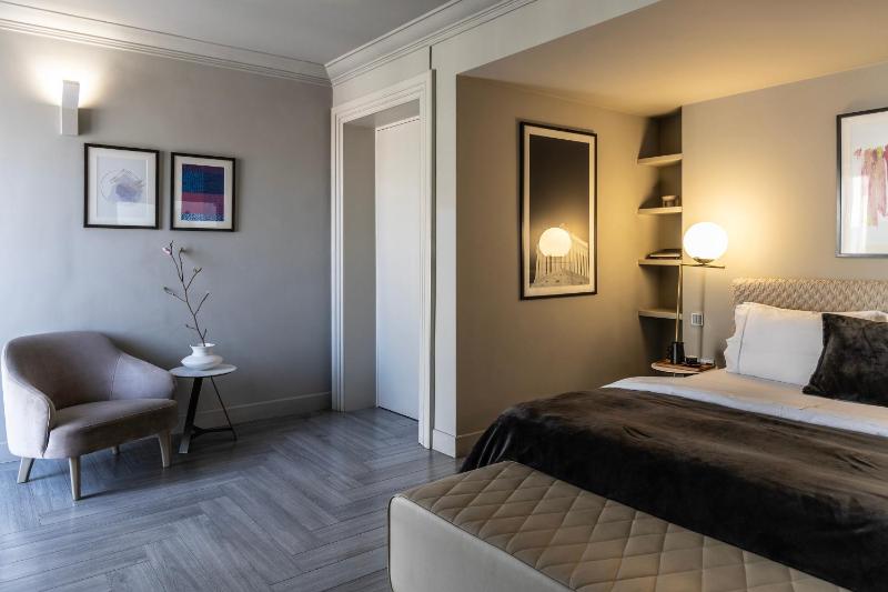 King Room with Balcony image 4