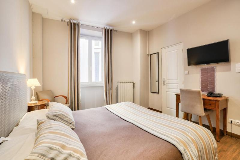 Standard Double Room image 4