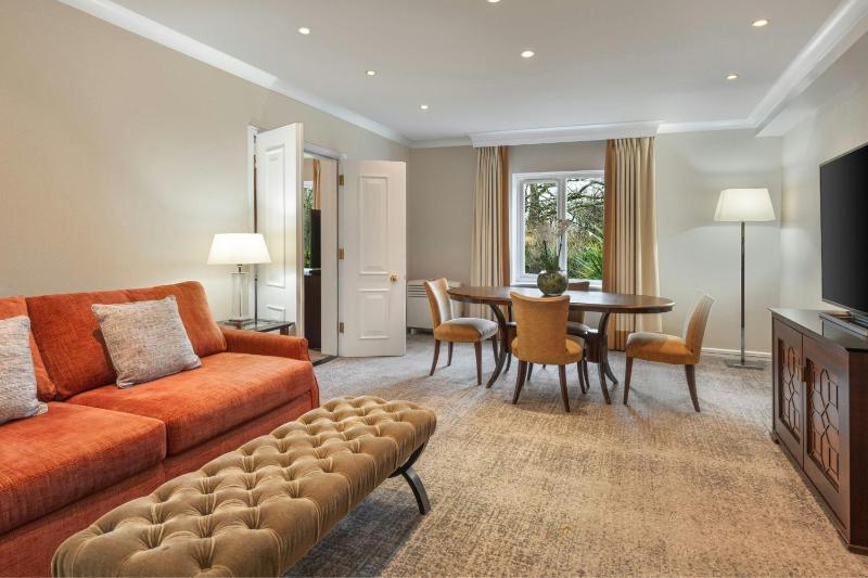 One-Bedroom King Suite with Sofa Bed  image 4