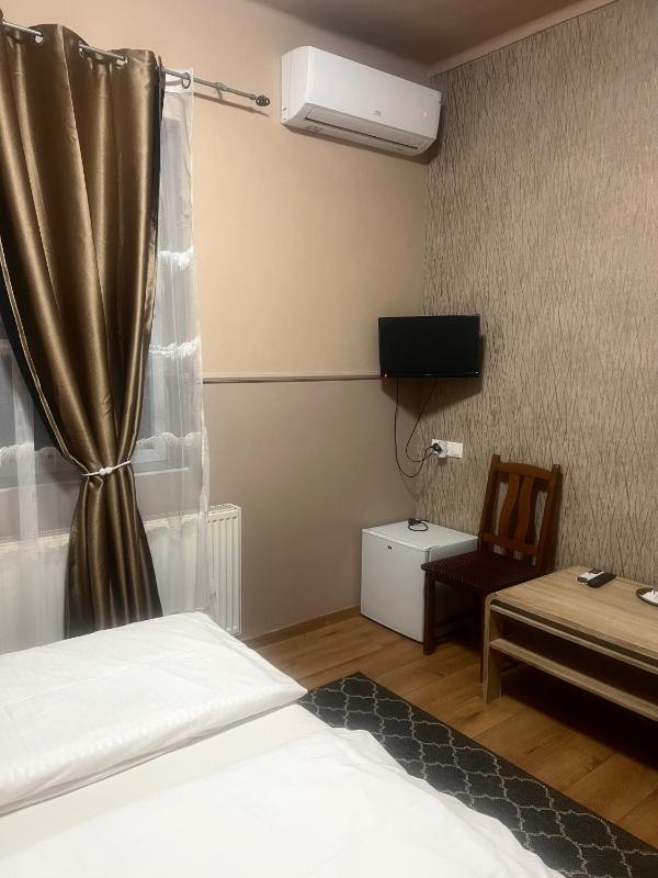 Double or Twin Room image 3