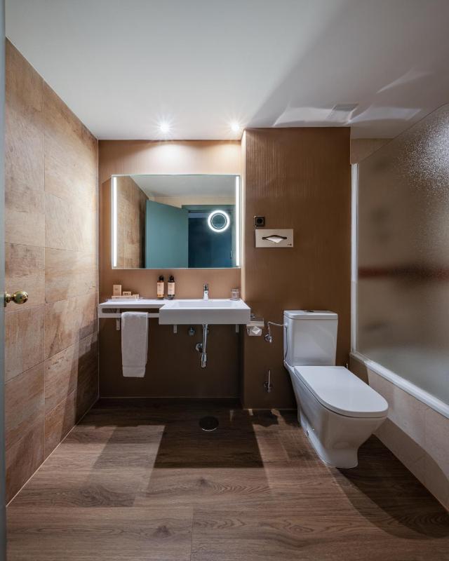 Deluxe Double or Twin Room image 2