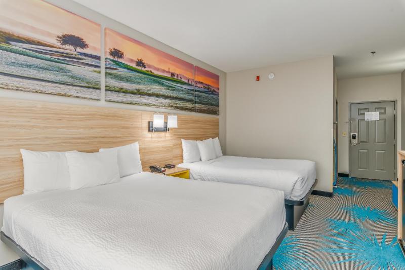 Queen Room with Two Queen Beds - Non-Smoking image 4