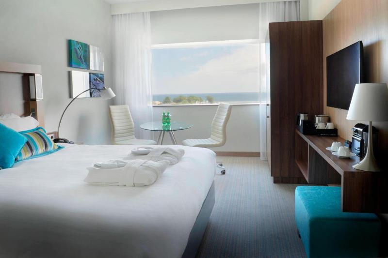 Deluxe Guest room, 1 King, Sea view, Upper floor image 3