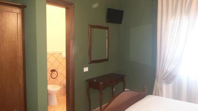 King Room with Mountain View image 3