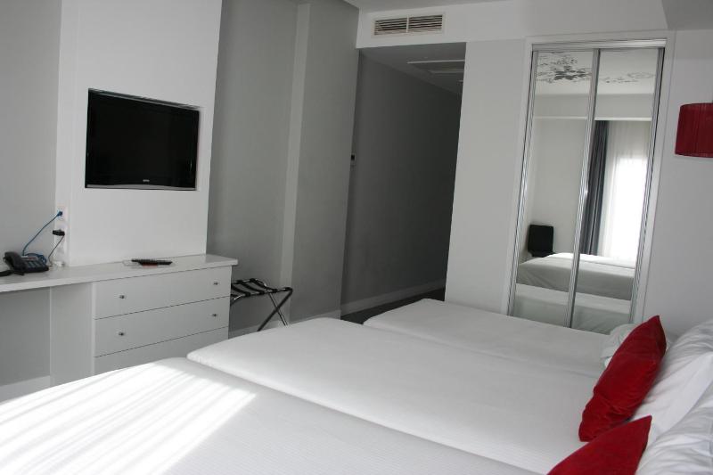 Triple Room (3 single Beds) image 4