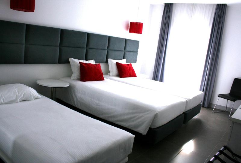 Triple Room (3 single Beds) image 2