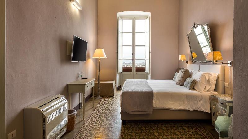 Deluxe Double Room with Sea View image 3