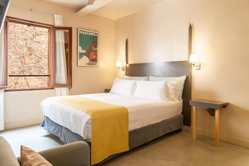 Double or Twin Room image 3
